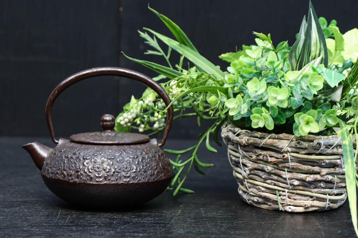 桜模様が浮かぶ小さな鉄瓶　DC8184