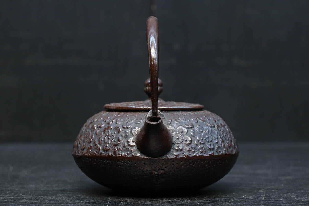 桜模様が浮かぶ小さな鉄瓶　DC8184