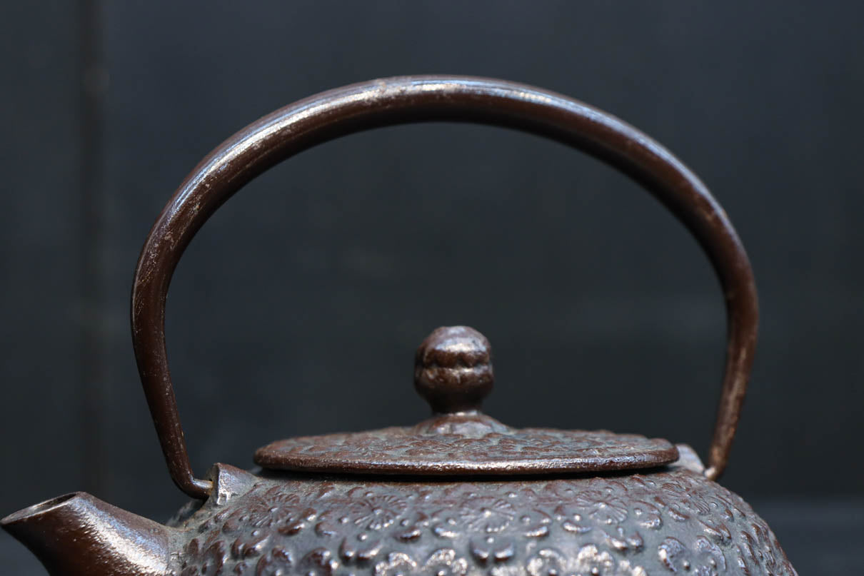 桜模様が浮かぶ小さな鉄瓶　DC8184