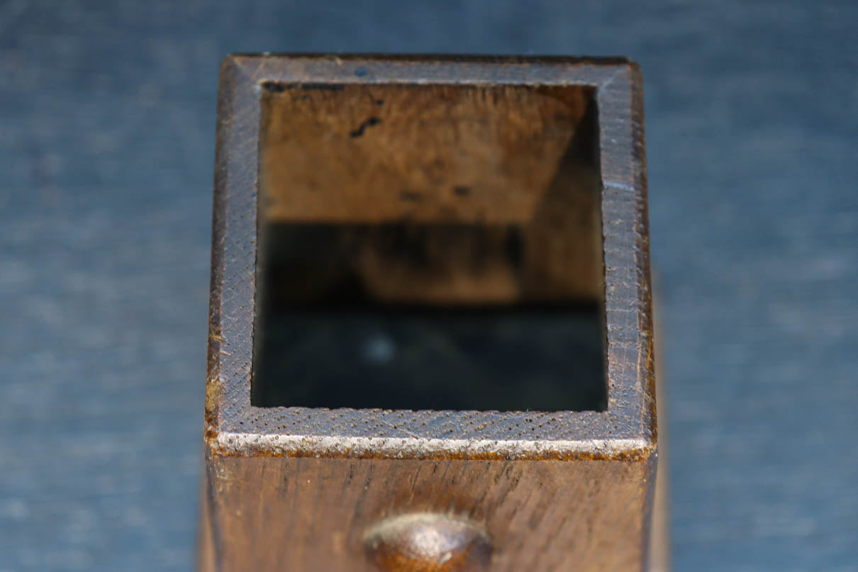 深い味わいの木製のペン立て　DC8185