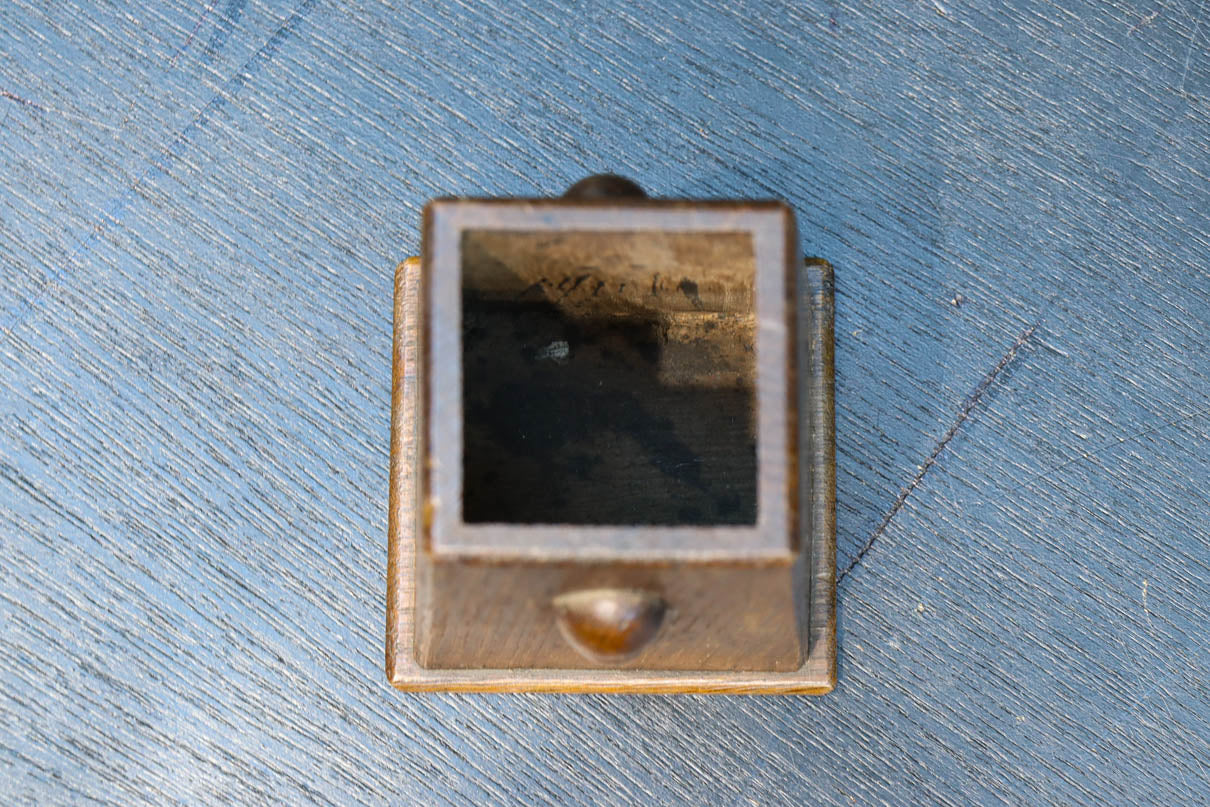 深い味わいの木製のペン立て　DC8185