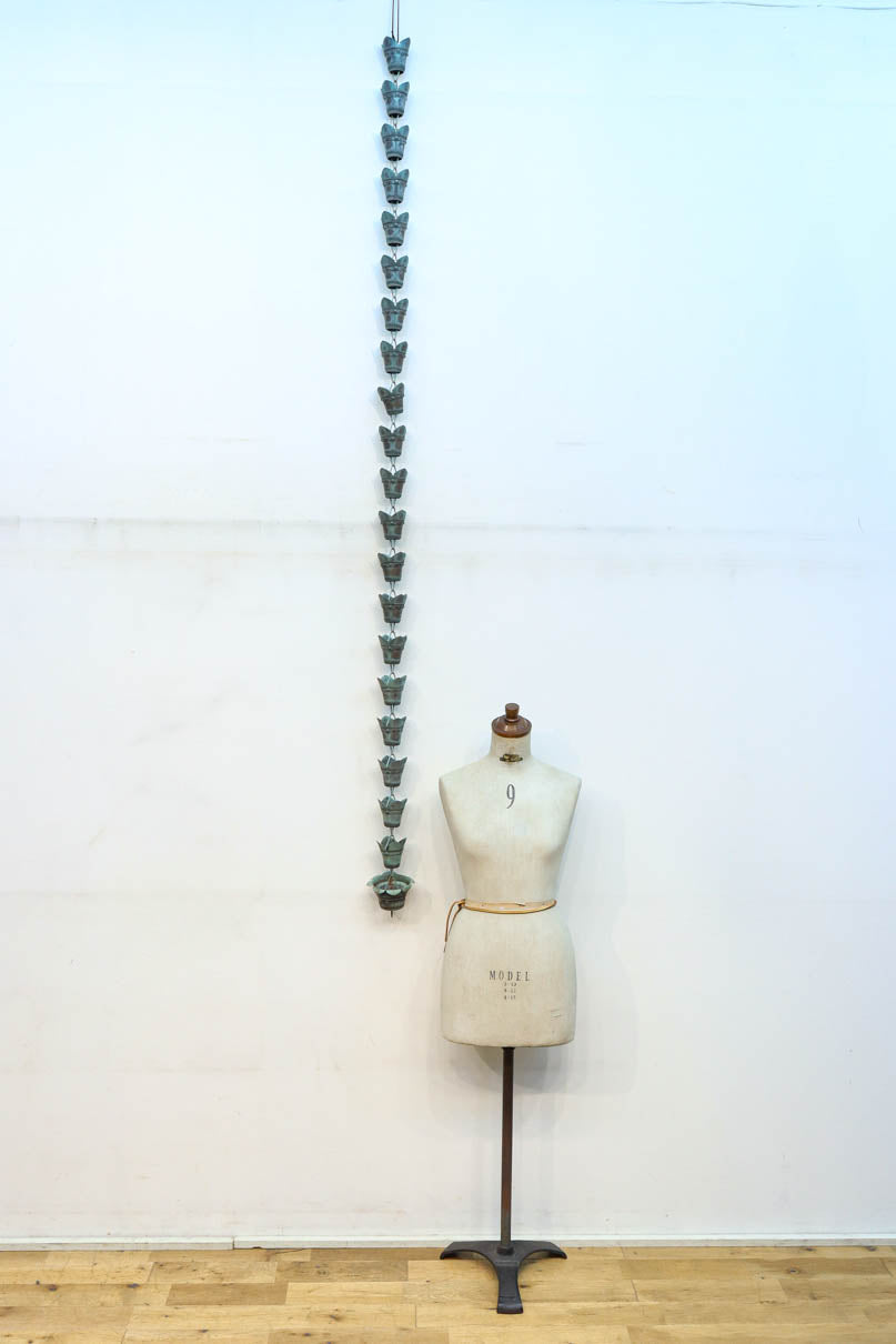 時代の風合いを纏った蕾のような鎖樋　DC8186