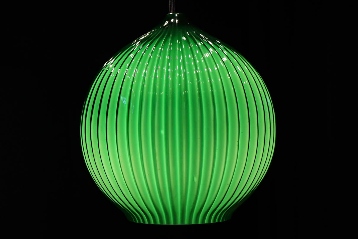 グリーンの縦縞プレス模様で落ち着いた眺めのプレスガラス電笠　DC8189