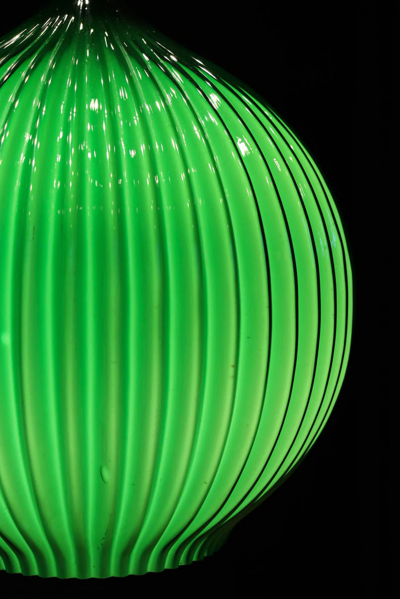 グリーンの縦縞プレス模様で落ち着いた眺めのプレスガラス電笠　DC8189