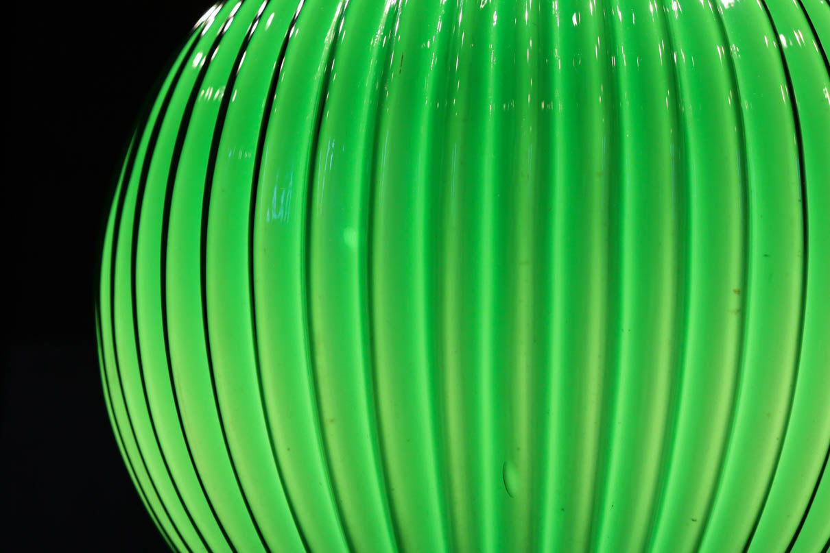 グリーンの縦縞プレス模様で落ち着いた眺めのプレスガラス電笠　DC8189