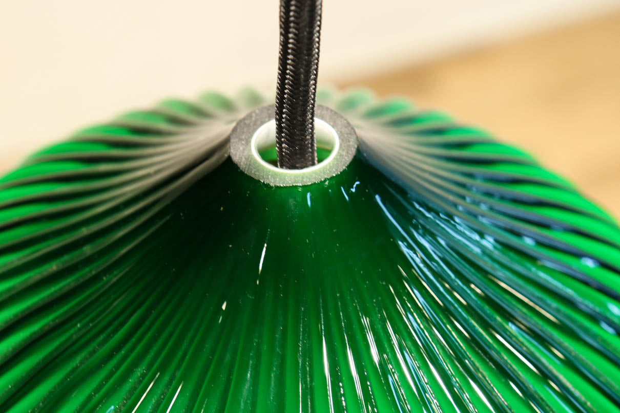 グリーンの縦縞プレス模様で落ち着いた眺めのプレスガラス電笠　DC8189