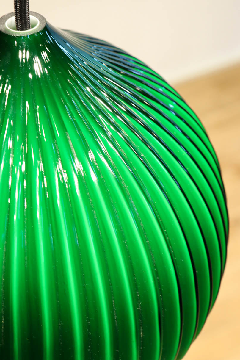 グリーンの縦縞プレス模様で落ち着いた眺めのプレスガラス電笠　DC8189