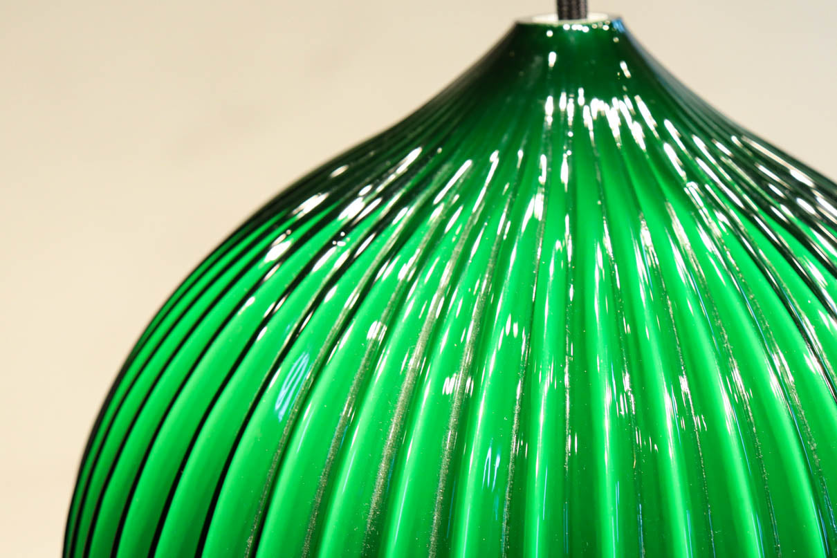 グリーンの縦縞プレス模様で落ち着いた眺めのプレスガラス電笠　DC8189