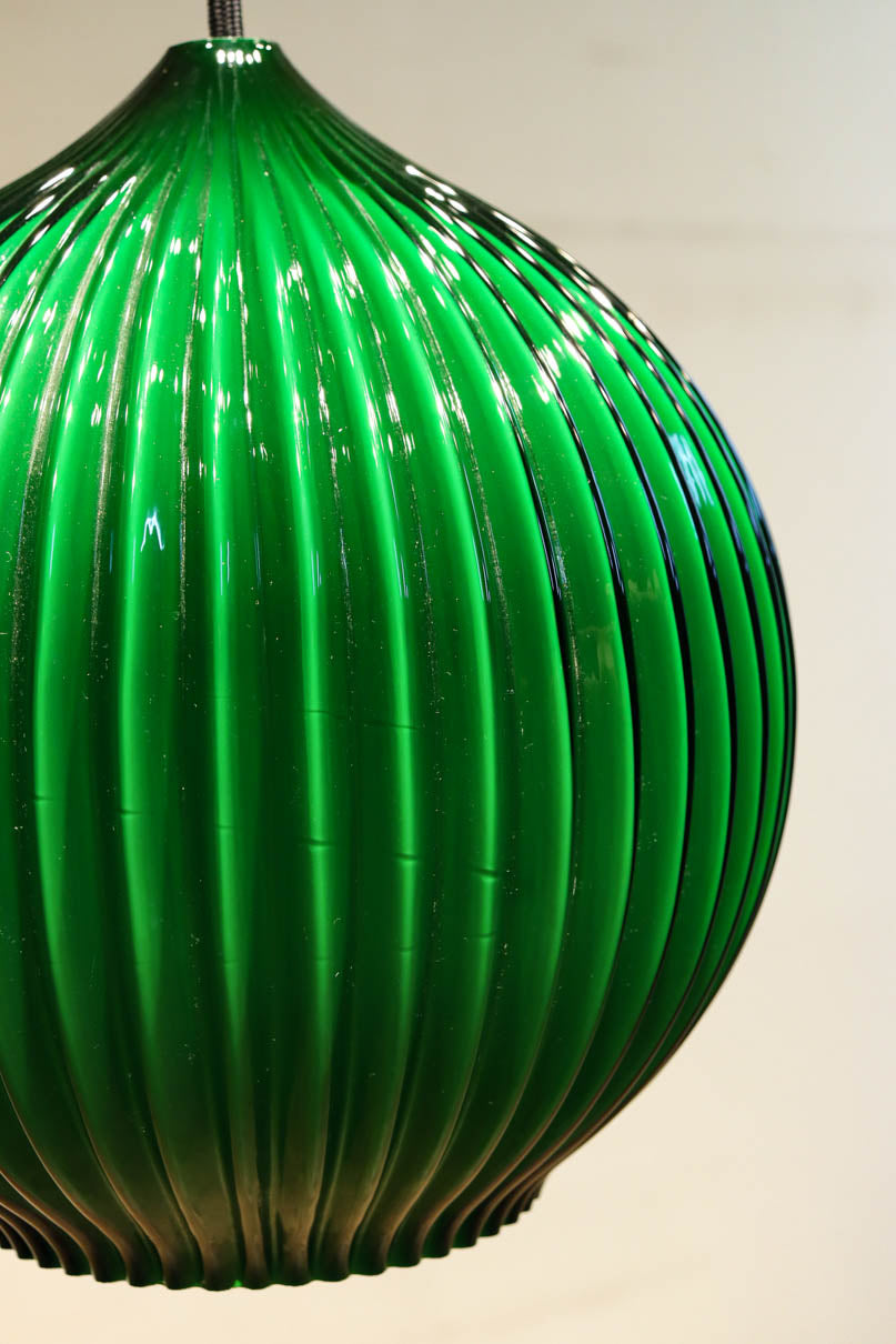 グリーンの縦縞プレス模様で落ち着いた眺めのプレスガラス電笠　DC8189