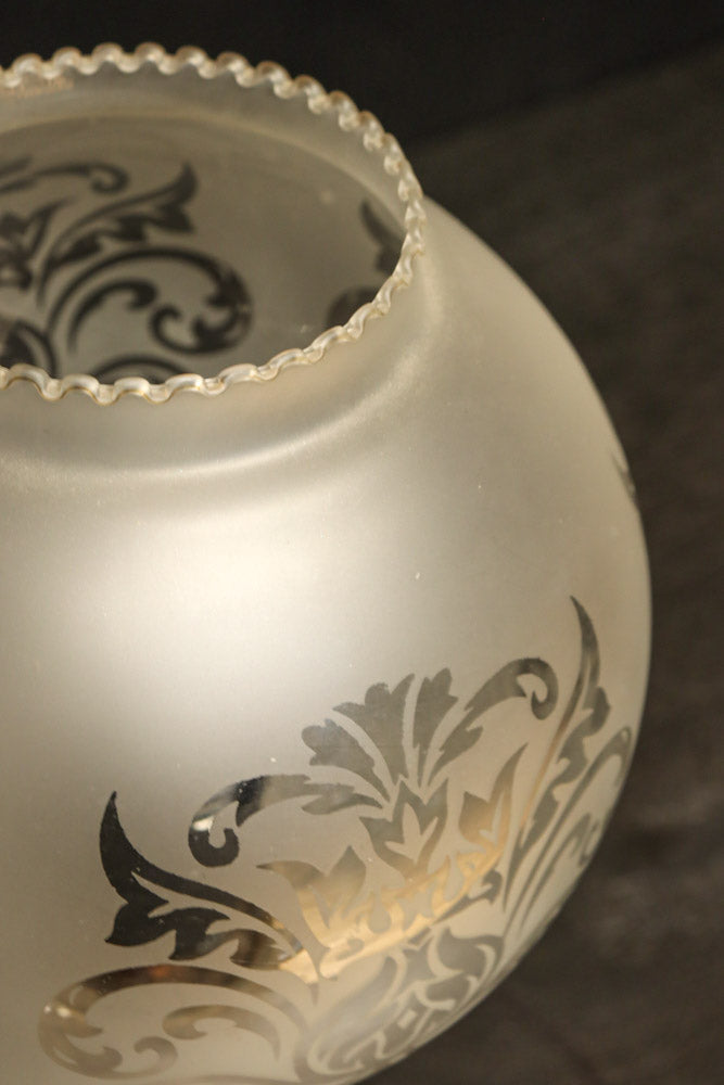 スリガラスに優雅な透かし模様が浮かぶ木製スタンドライト　DC8193