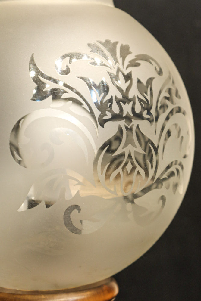 スリガラスに優雅な透かし模様が浮かぶ木製スタンドライト　DC8193