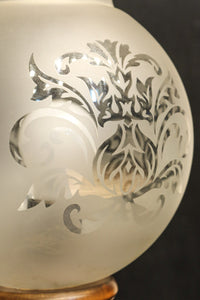 スリガラスに優雅な透かし模様が浮かぶ木製スタンドライト　DC8193