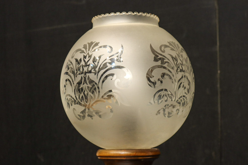 スリガラスに優雅な透かし模様が浮かぶ木製スタンドライト　DC8193