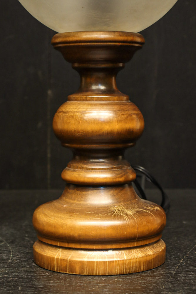 スリガラスに優雅な透かし模様が浮かぶ木製スタンドライト　DC8193