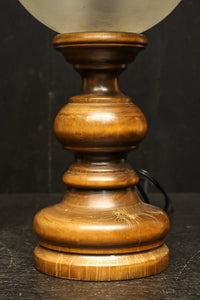 スリガラスに優雅な透かし模様が浮かぶ木製スタンドライト　DC8193