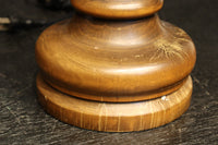 スリガラスに優雅な透かし模様が浮かぶ木製スタンドライト　DC8193