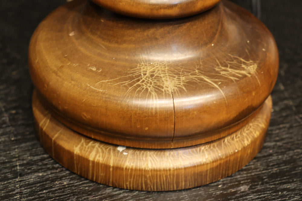 スリガラスに優雅な透かし模様が浮かぶ木製スタンドライト　DC8193