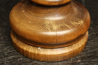 スリガラスに優雅な透かし模様が浮かぶ木製スタンドライト　DC8193