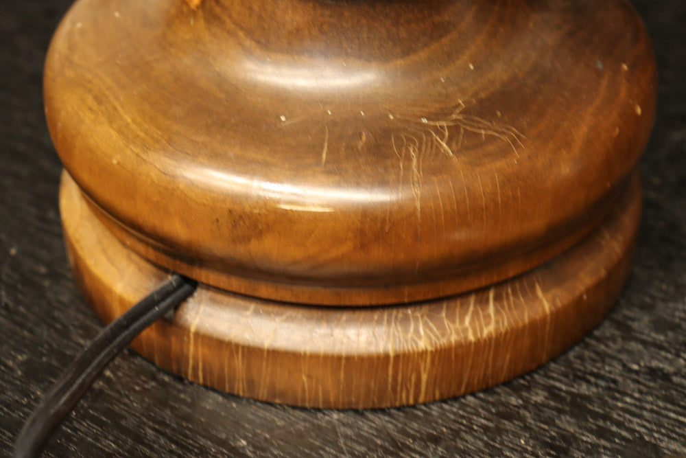 スリガラスに優雅な透かし模様が浮かぶ木製スタンドライト　DC8193