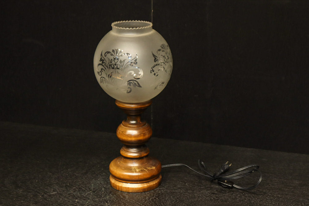 スリガラスに優雅な透かし模様が浮かぶ木製スタンドライト　DC8193