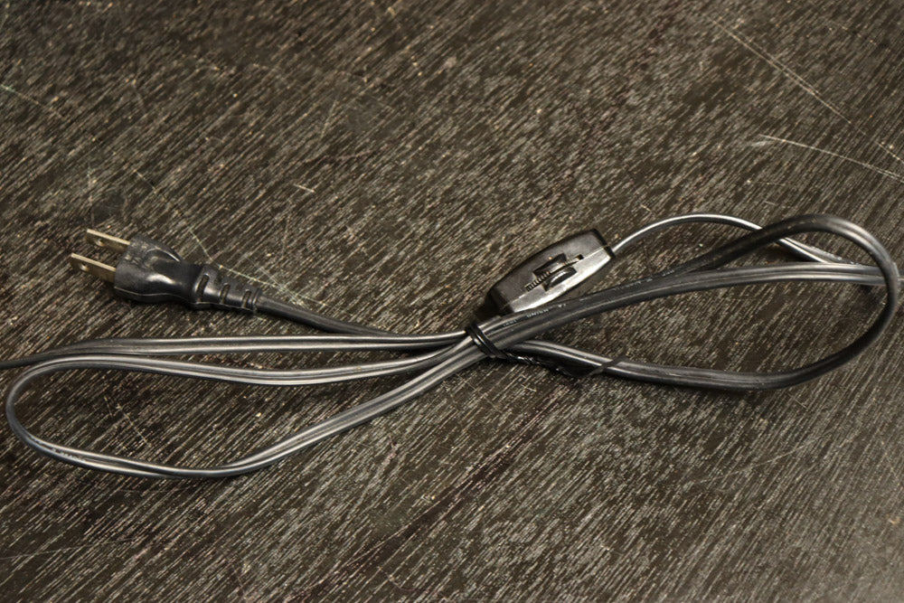 スリガラスに優雅な透かし模様が浮かぶ木製スタンドライト　DC8193