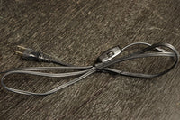 スリガラスに優雅な透かし模様が浮かぶ木製スタンドライト　DC8193