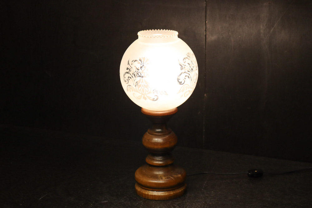 スリガラスに優雅な透かし模様が浮かぶ木製スタンドライト　DC8193