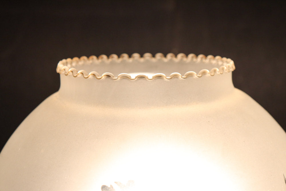 スリガラスに優雅な透かし模様が浮かぶ木製スタンドライト　DC8193