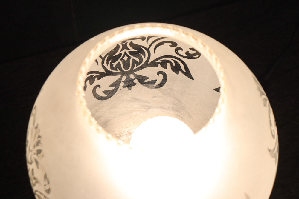 スリガラスに優雅な透かし模様が浮かぶ木製スタンドライト　DC8193