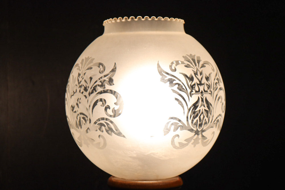 スリガラスに優雅な透かし模様が浮かぶ木製スタンドライト　DC8193