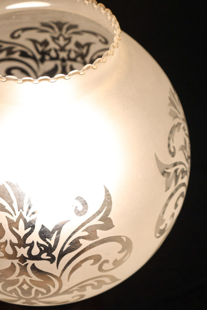 スリガラスに優雅な透かし模様が浮かぶ木製スタンドライト　DC8193