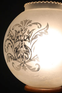 スリガラスに優雅な透かし模様が浮かぶ木製スタンドライト　DC8193