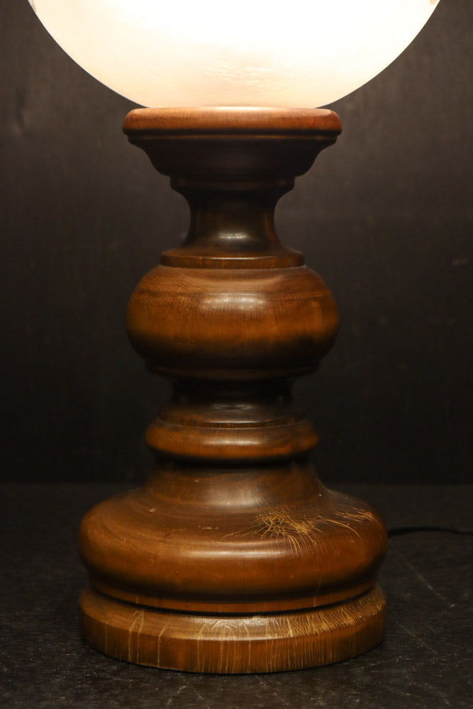 スリガラスに優雅な透かし模様が浮かぶ木製スタンドライト　DC8193