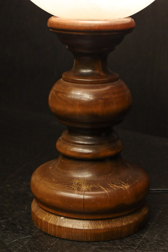 スリガラスに優雅な透かし模様が浮かぶ木製スタンドライト　DC8193