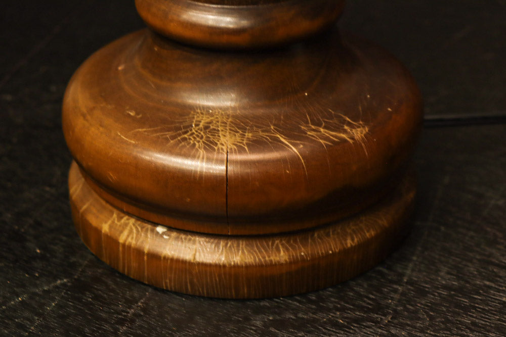 スリガラスに優雅な透かし模様が浮かぶ木製スタンドライト　DC8193