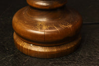 スリガラスに優雅な透かし模様が浮かぶ木製スタンドライト　DC8193