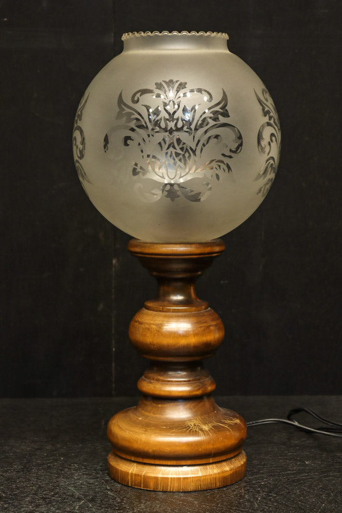 スリガラスに優雅な透かし模様が浮かぶ木製スタンドライト　DC8193