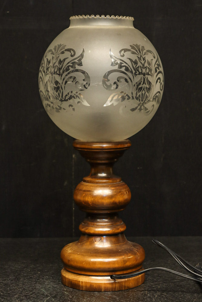 スリガラスに優雅な透かし模様が浮かぶ木製スタンドライト　DC8193