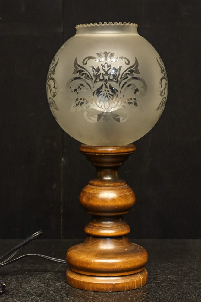 スリガラスに優雅な透かし模様が浮かぶ木製スタンドライト　DC8193