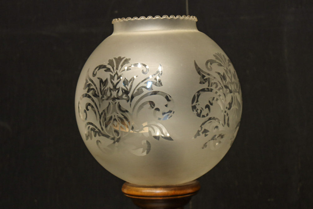 スリガラスに優雅な透かし模様が浮かぶ木製スタンドライト　DC8193