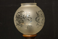 スリガラスに優雅な透かし模様が浮かぶ木製スタンドライト　DC8193