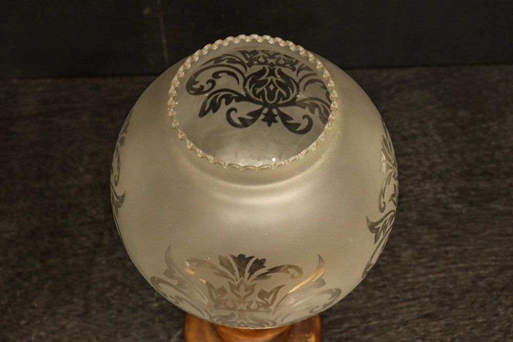 スリガラスに優雅な透かし模様が浮かぶ木製スタンドライト　DC8193