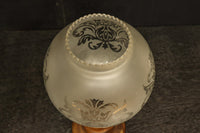 スリガラスに優雅な透かし模様が浮かぶ木製スタンドライト　DC8193