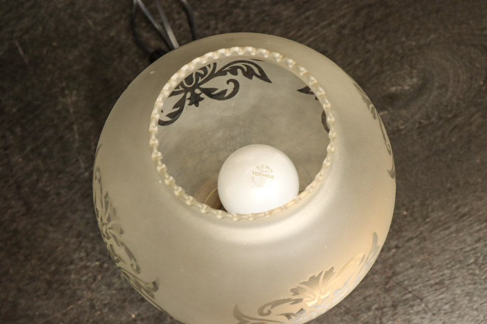 スリガラスに優雅な透かし模様が浮かぶ木製スタンドライト　DC8193