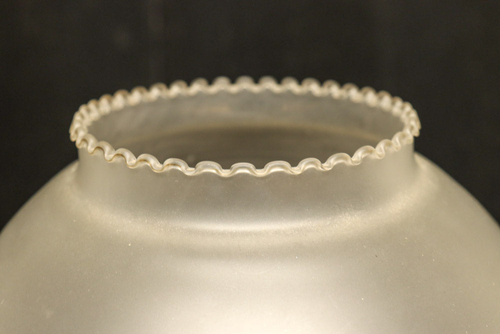 スリガラスに優雅な透かし模様が浮かぶ木製スタンドライト　DC8193