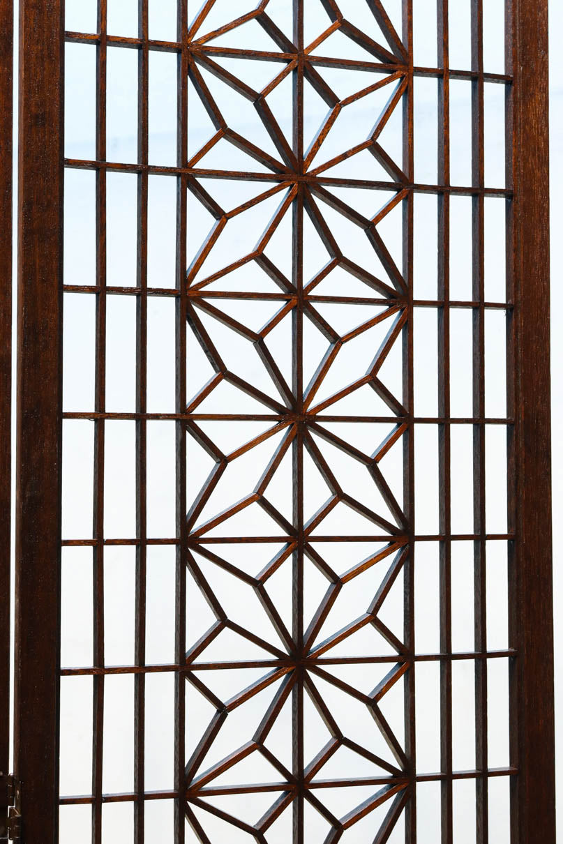 麻の葉組子の帯装飾が華やかな四つ折り衝立　DC8195