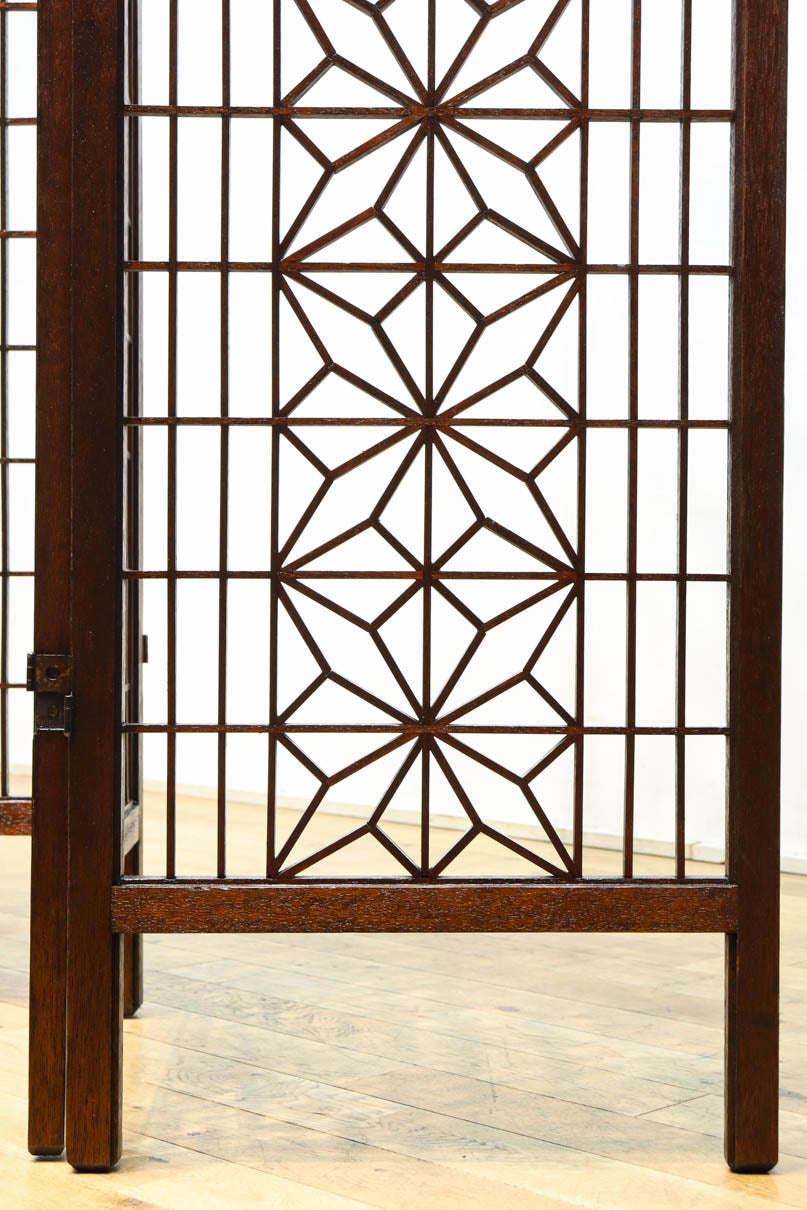 麻の葉組子の帯装飾が華やかな四つ折り衝立　DC8195