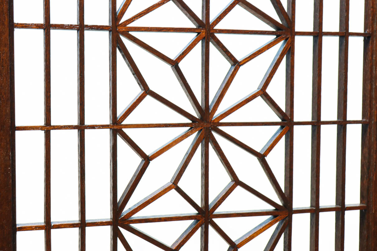 麻の葉組子の帯装飾が華やかな四つ折り衝立　DC8195