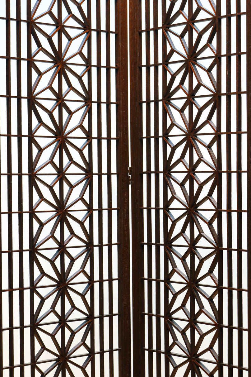 麻の葉組子の帯装飾が華やかな四つ折り衝立　DC8195