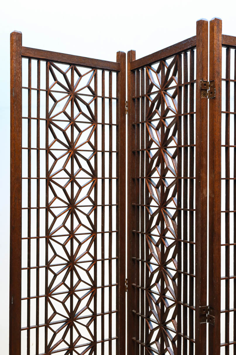 麻の葉組子の帯装飾が華やかな四つ折り衝立　DC8195